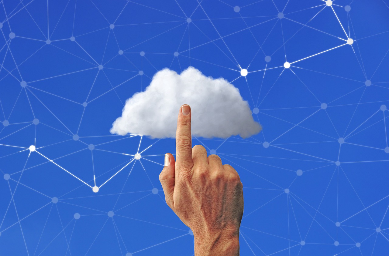 mano tocando una nube del cielo